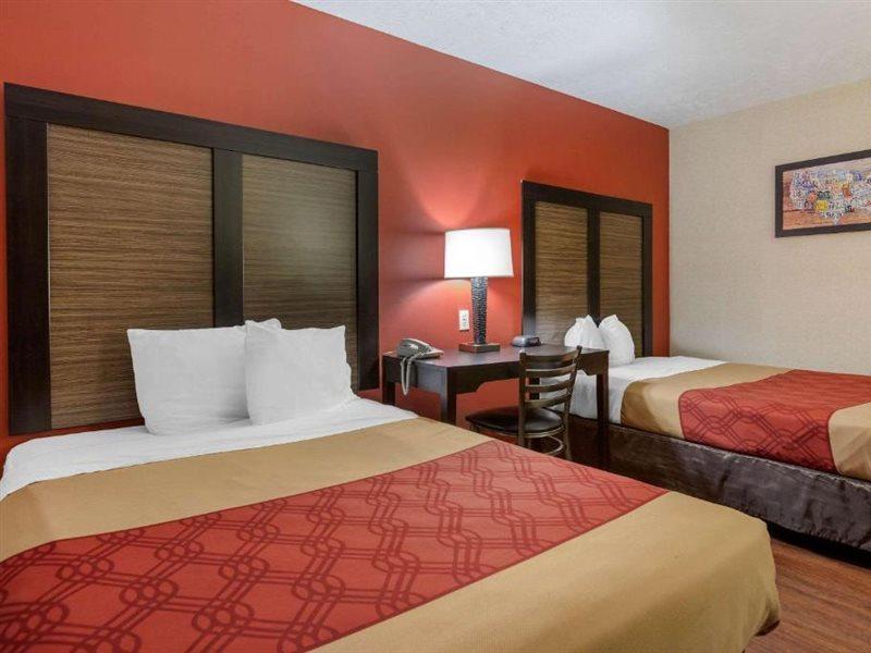 Econo Lodge Траверс-Сити Экстерьер фото