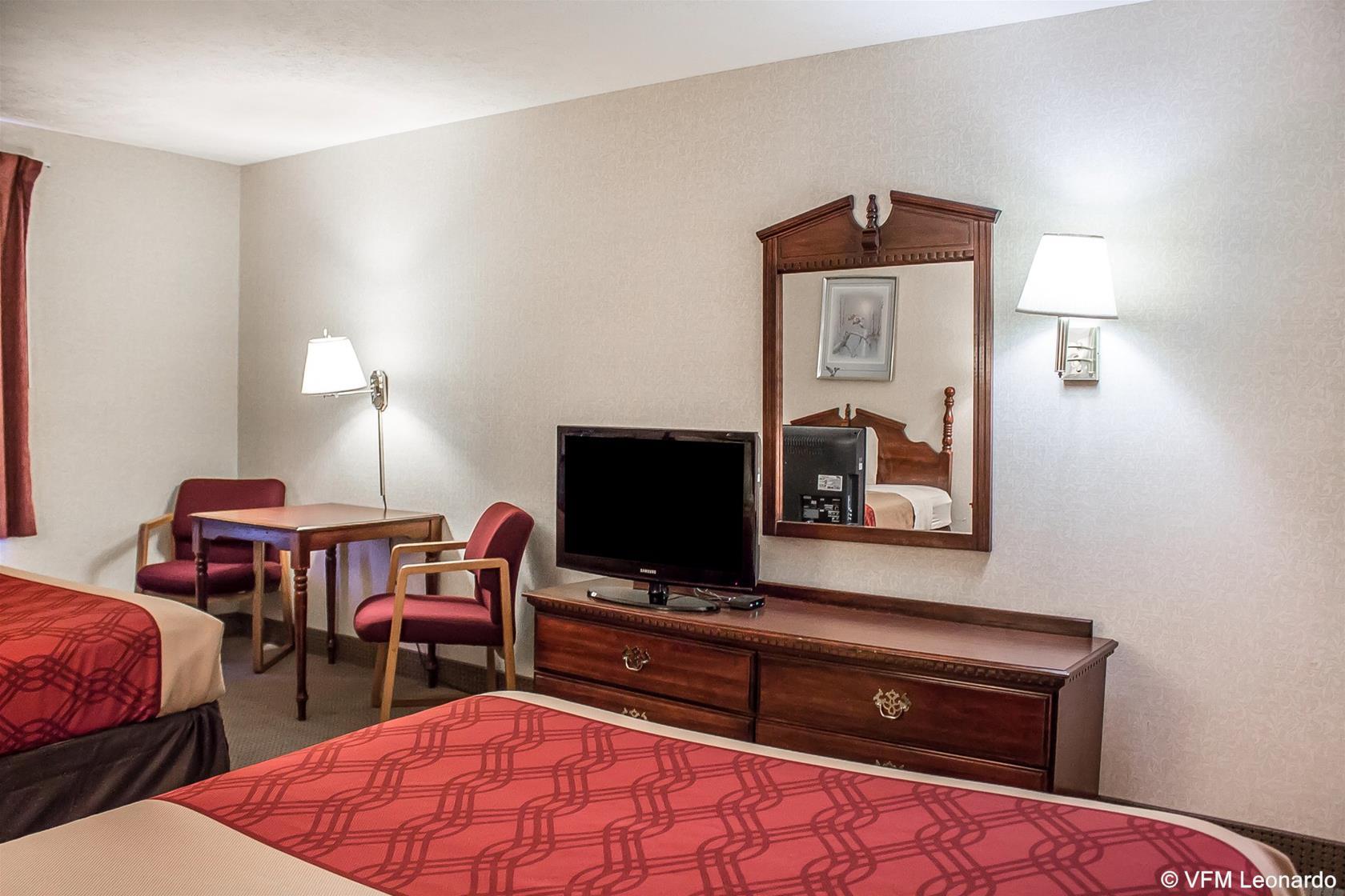 Econo Lodge Траверс-Сити Экстерьер фото