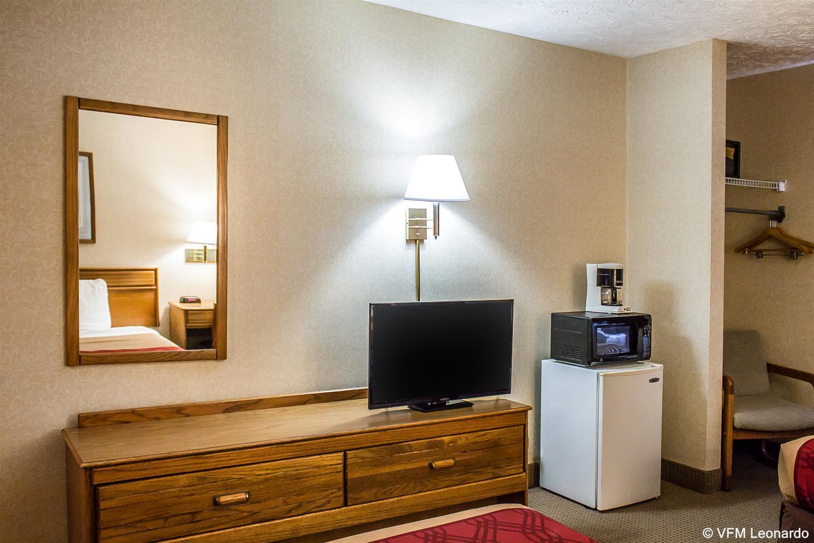 Econo Lodge Траверс-Сити Экстерьер фото