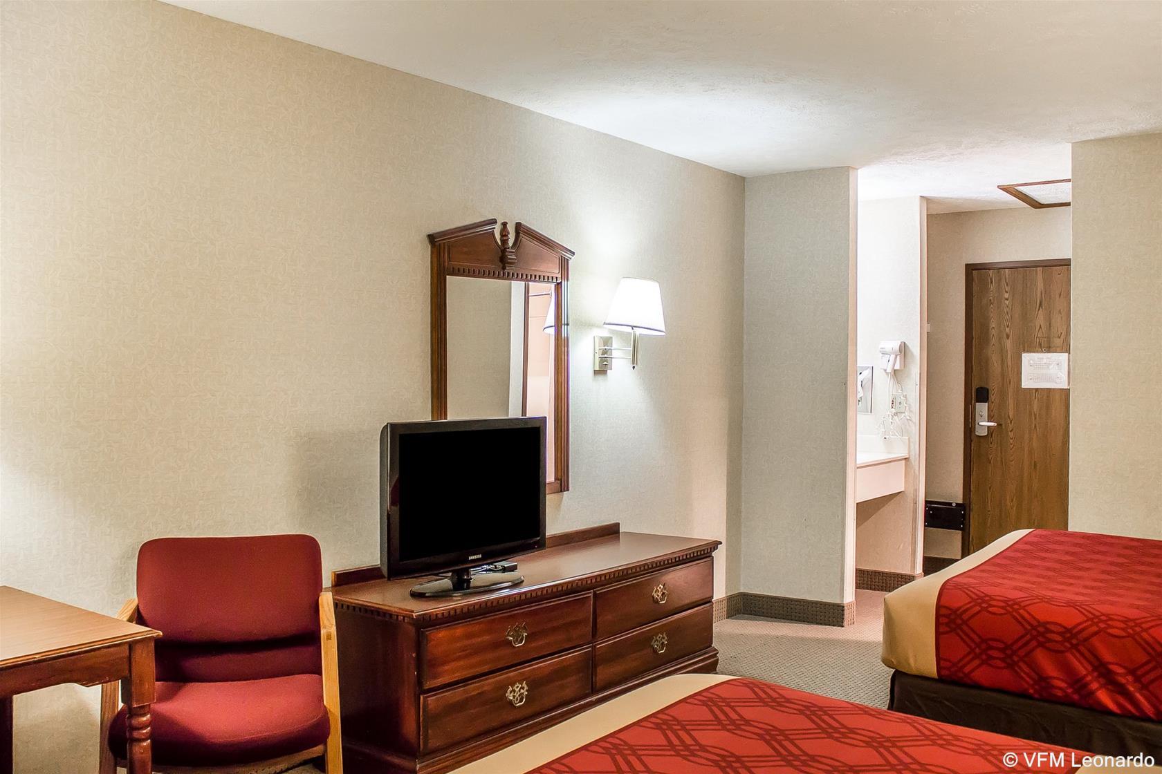 Econo Lodge Траверс-Сити Экстерьер фото