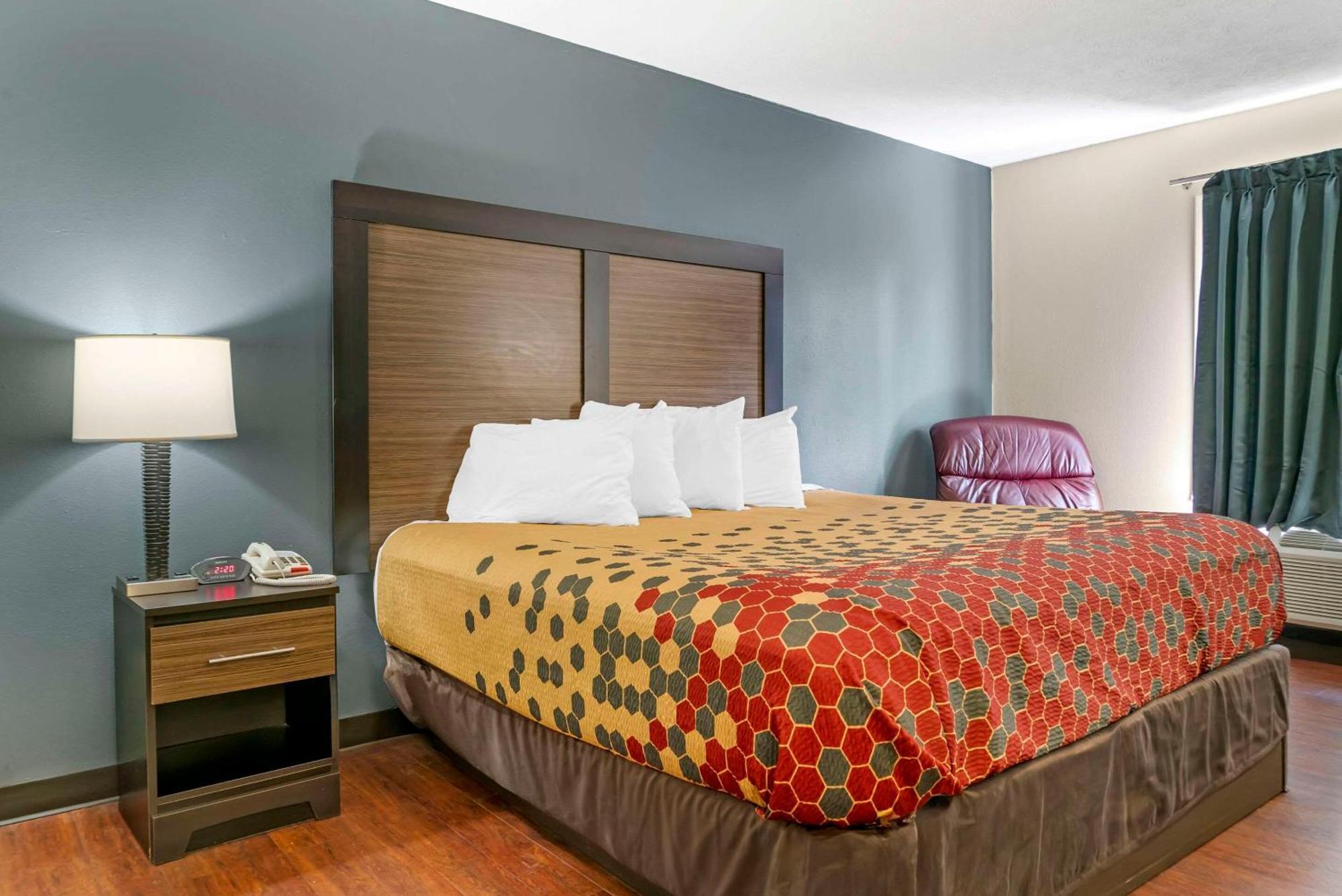 Econo Lodge Траверс-Сити Экстерьер фото