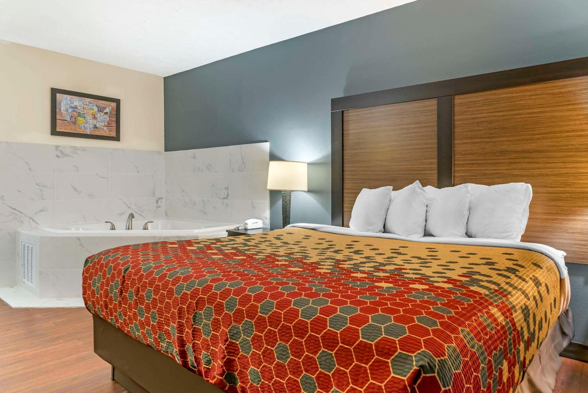 Econo Lodge Траверс-Сити Экстерьер фото