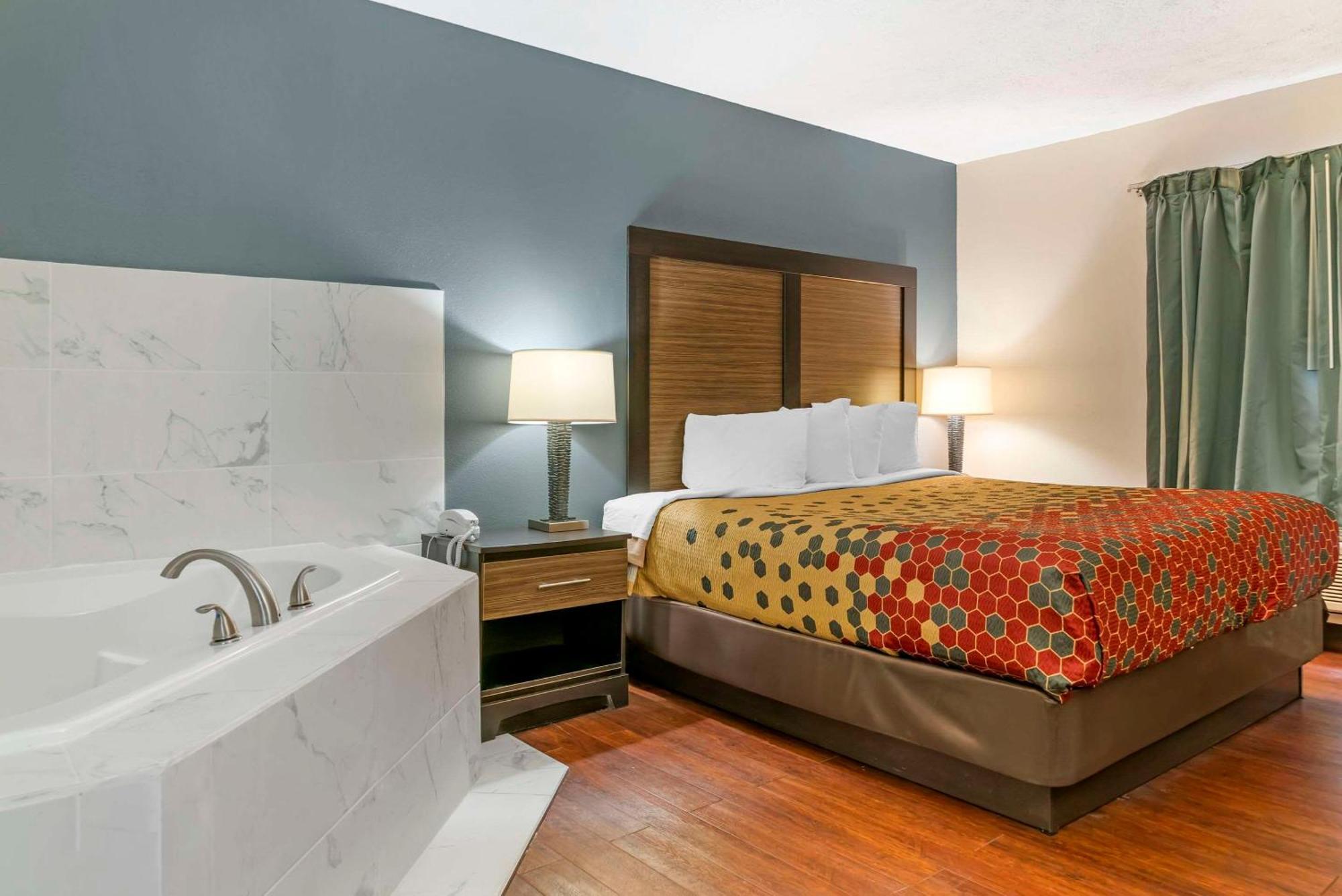 Econo Lodge Траверс-Сити Экстерьер фото