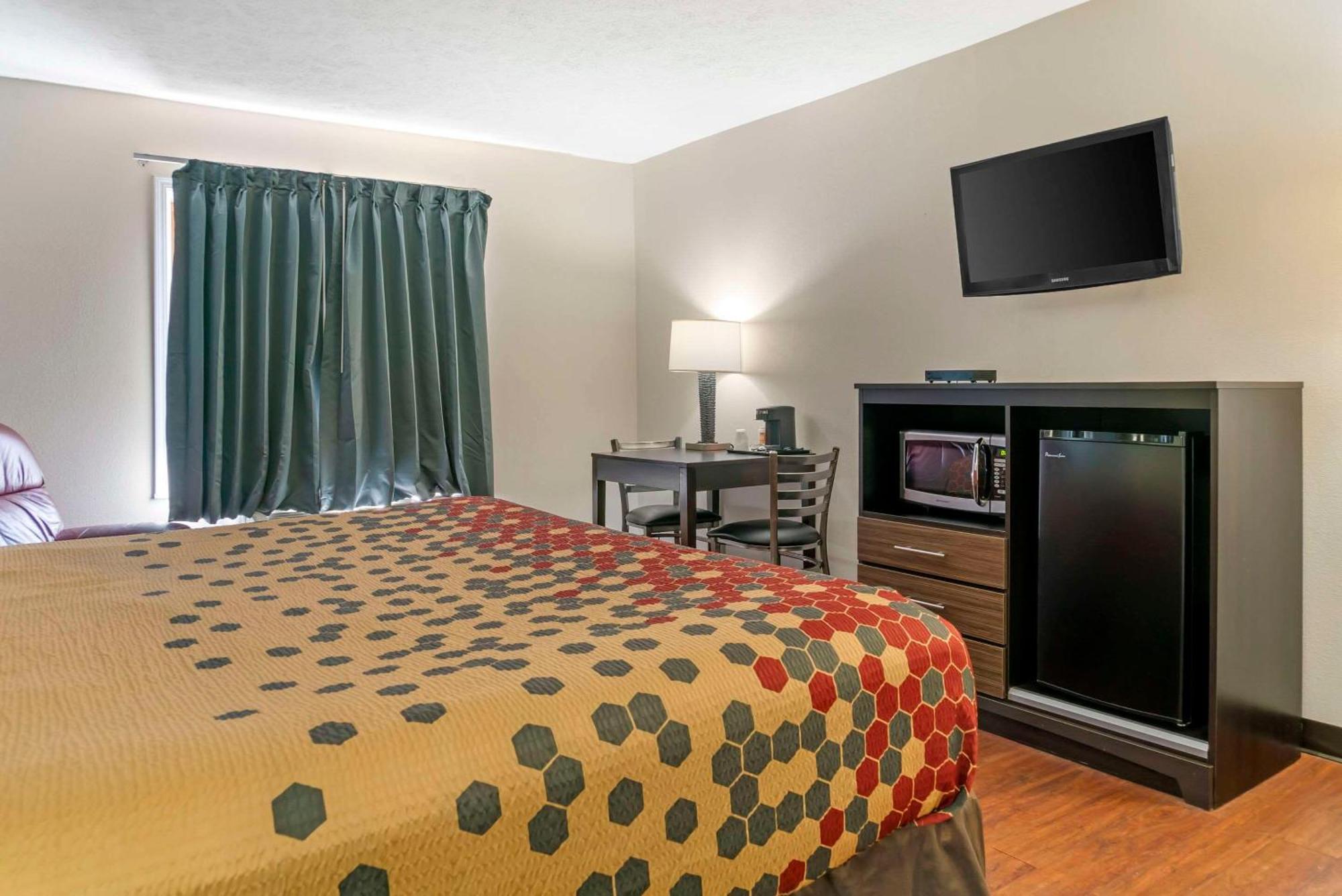 Econo Lodge Траверс-Сити Экстерьер фото