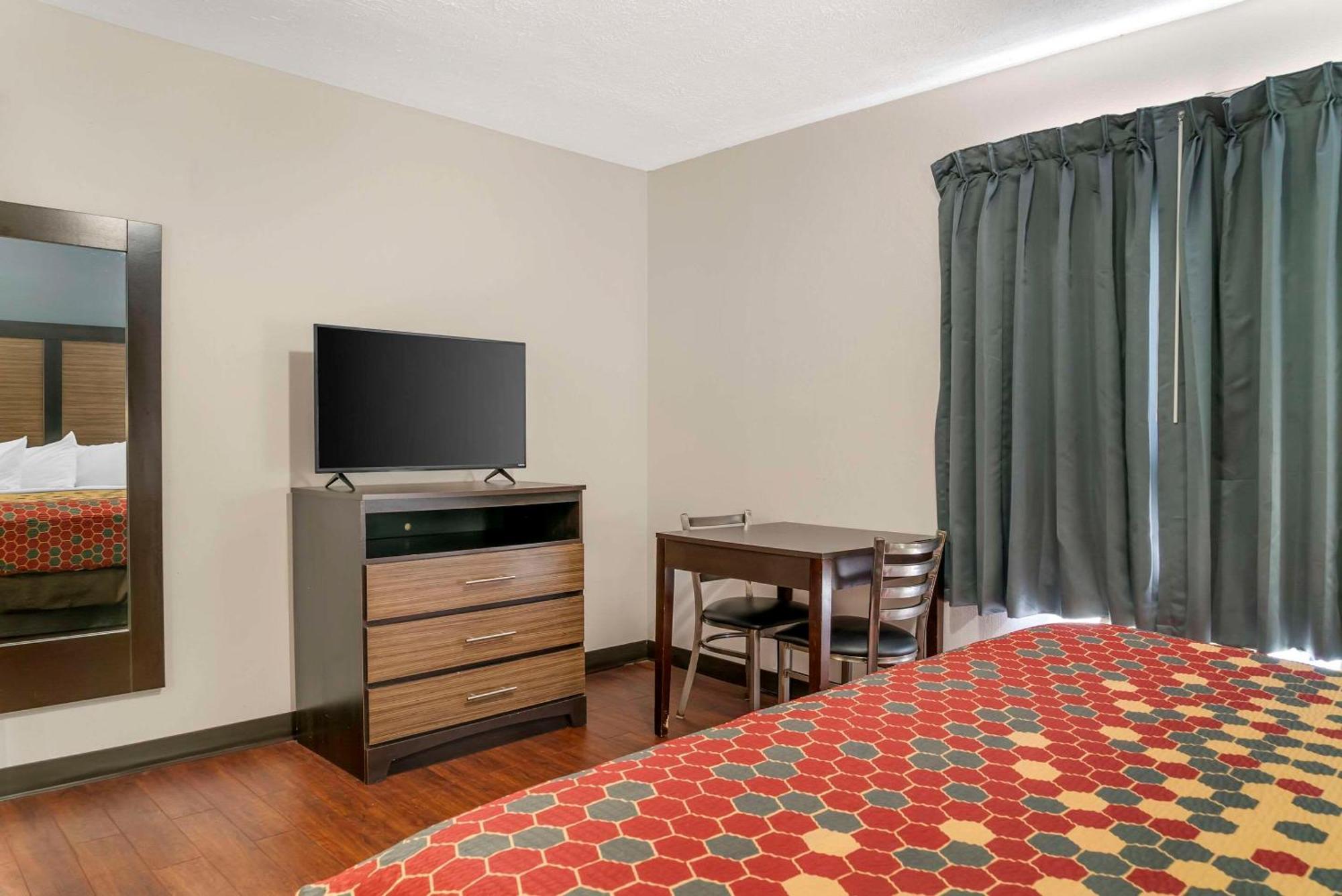 Econo Lodge Траверс-Сити Экстерьер фото