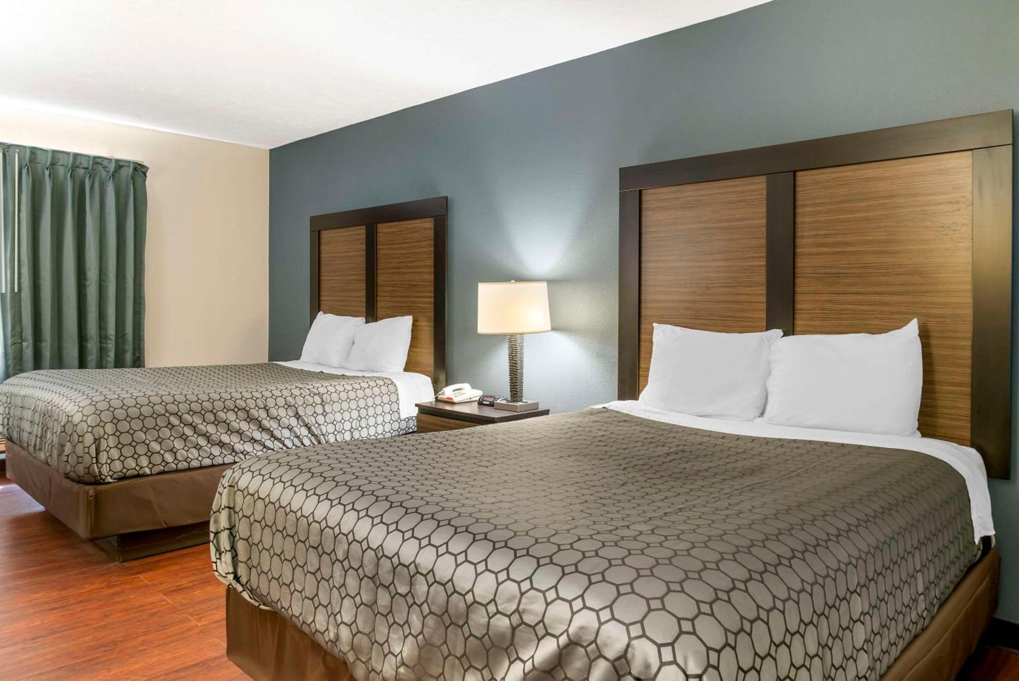 Econo Lodge Траверс-Сити Экстерьер фото