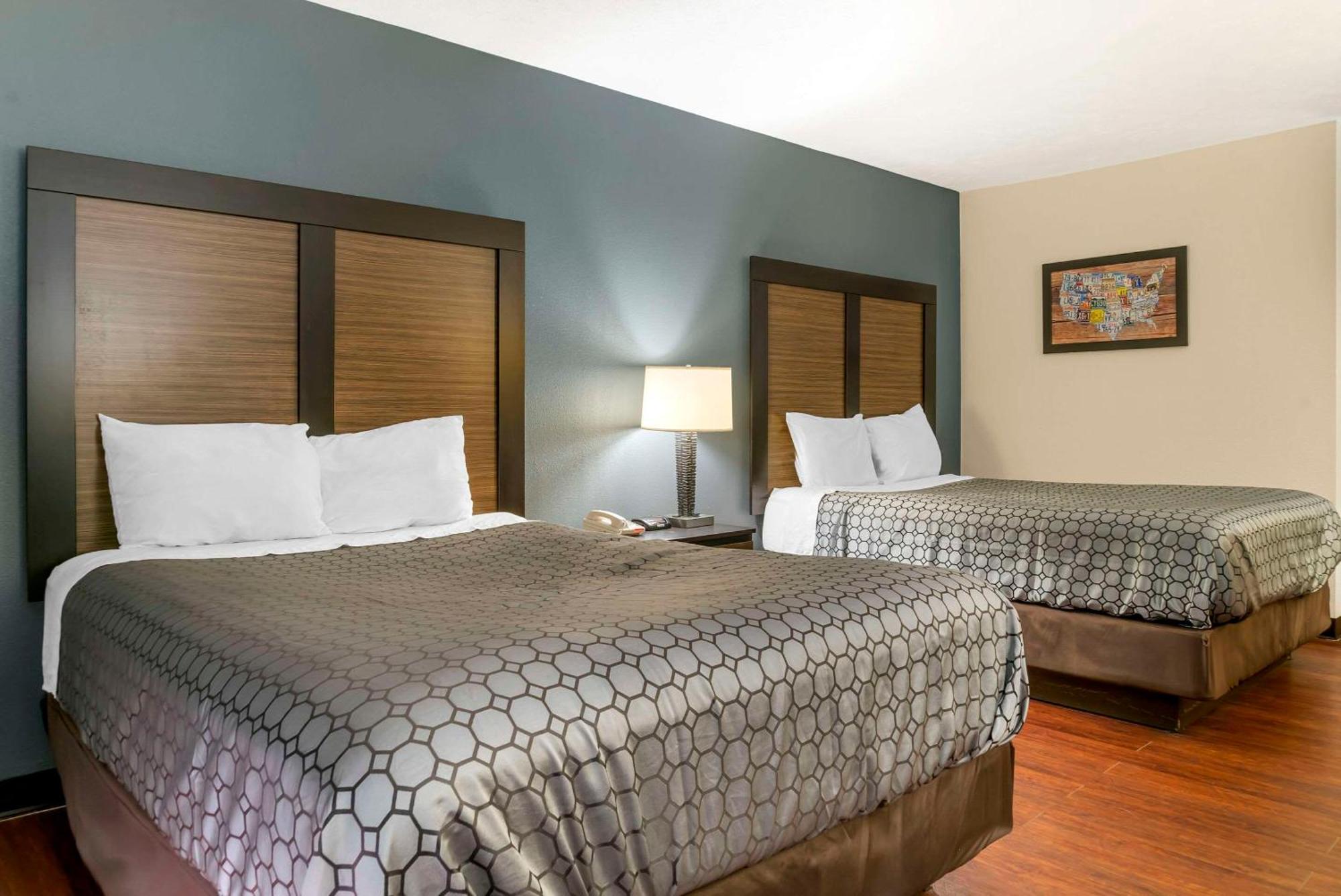 Econo Lodge Траверс-Сити Экстерьер фото