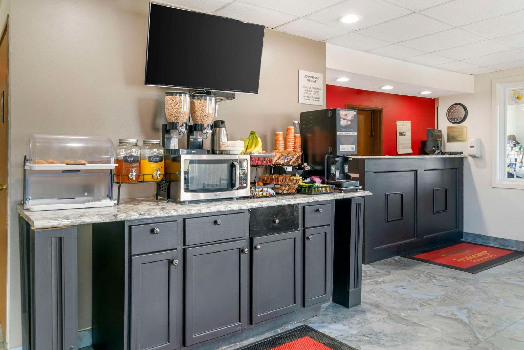 Econo Lodge Траверс-Сити Экстерьер фото