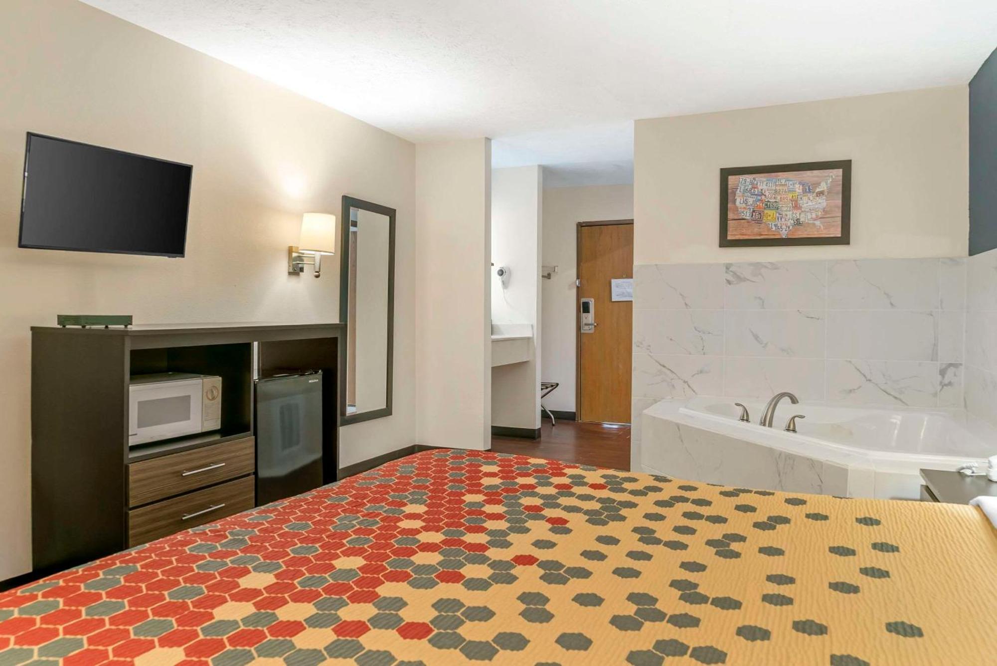 Econo Lodge Траверс-Сити Экстерьер фото