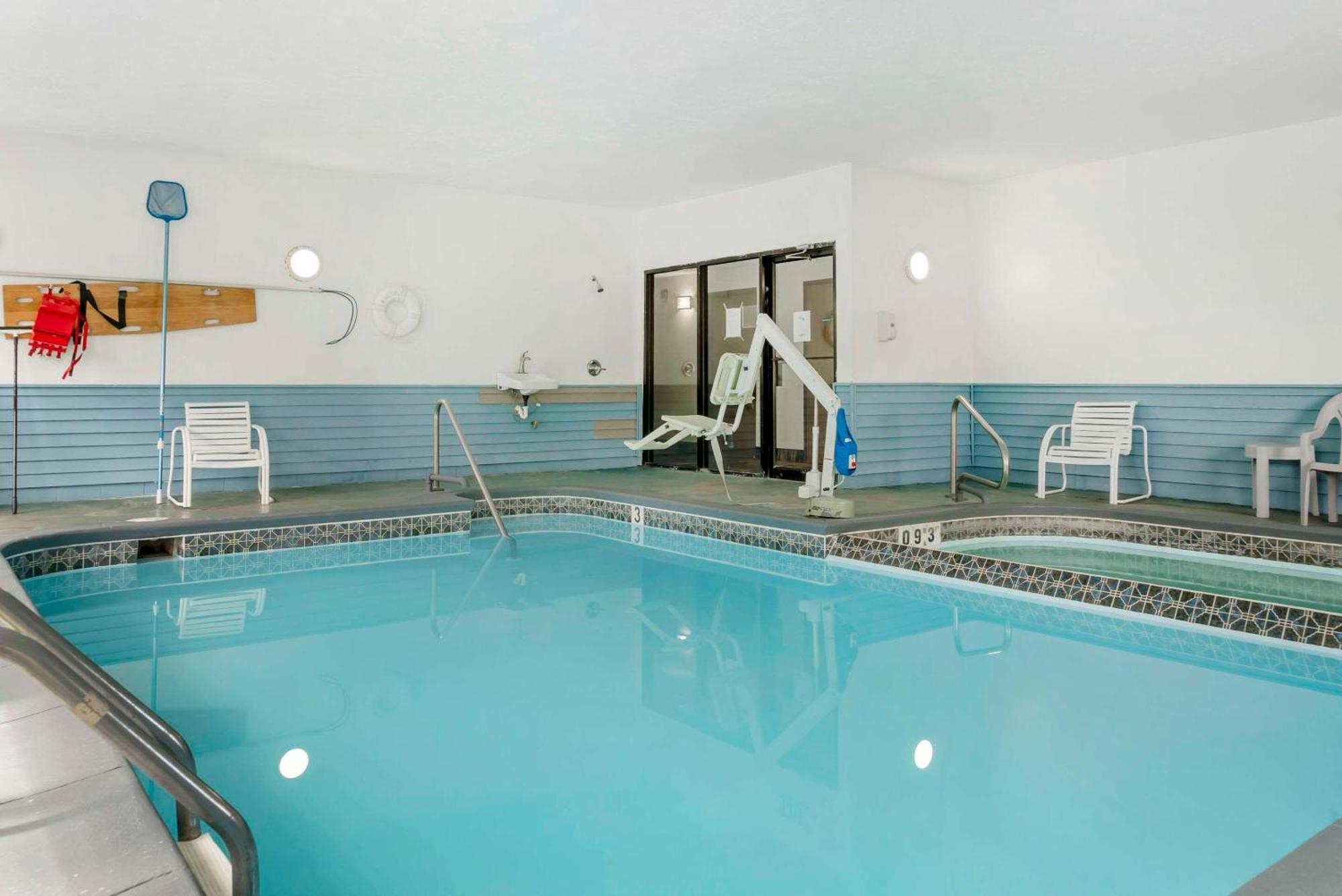 Econo Lodge Траверс-Сити Экстерьер фото