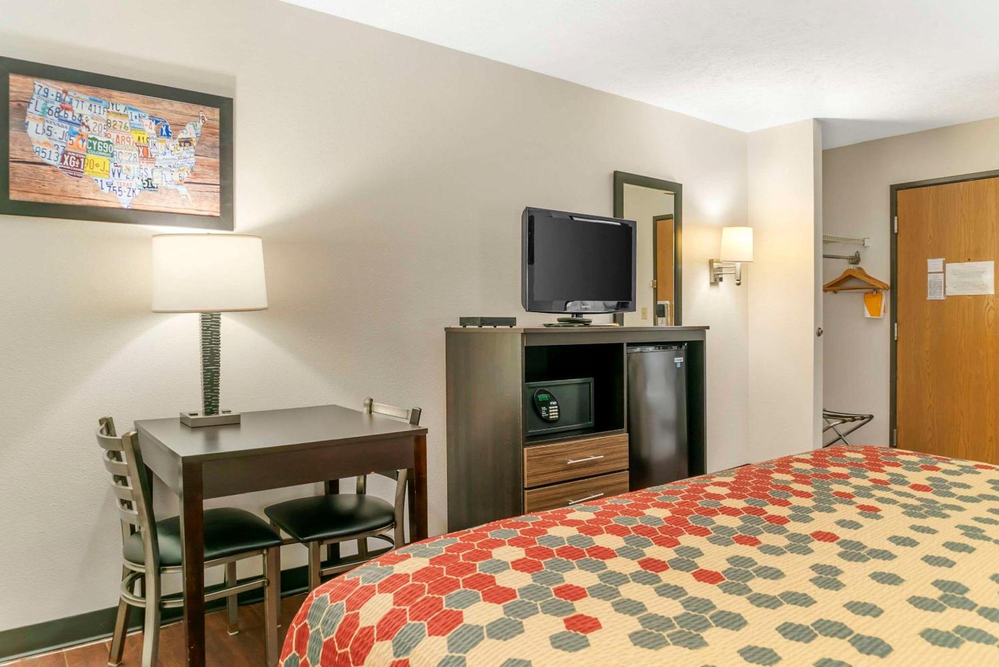 Econo Lodge Траверс-Сити Экстерьер фото