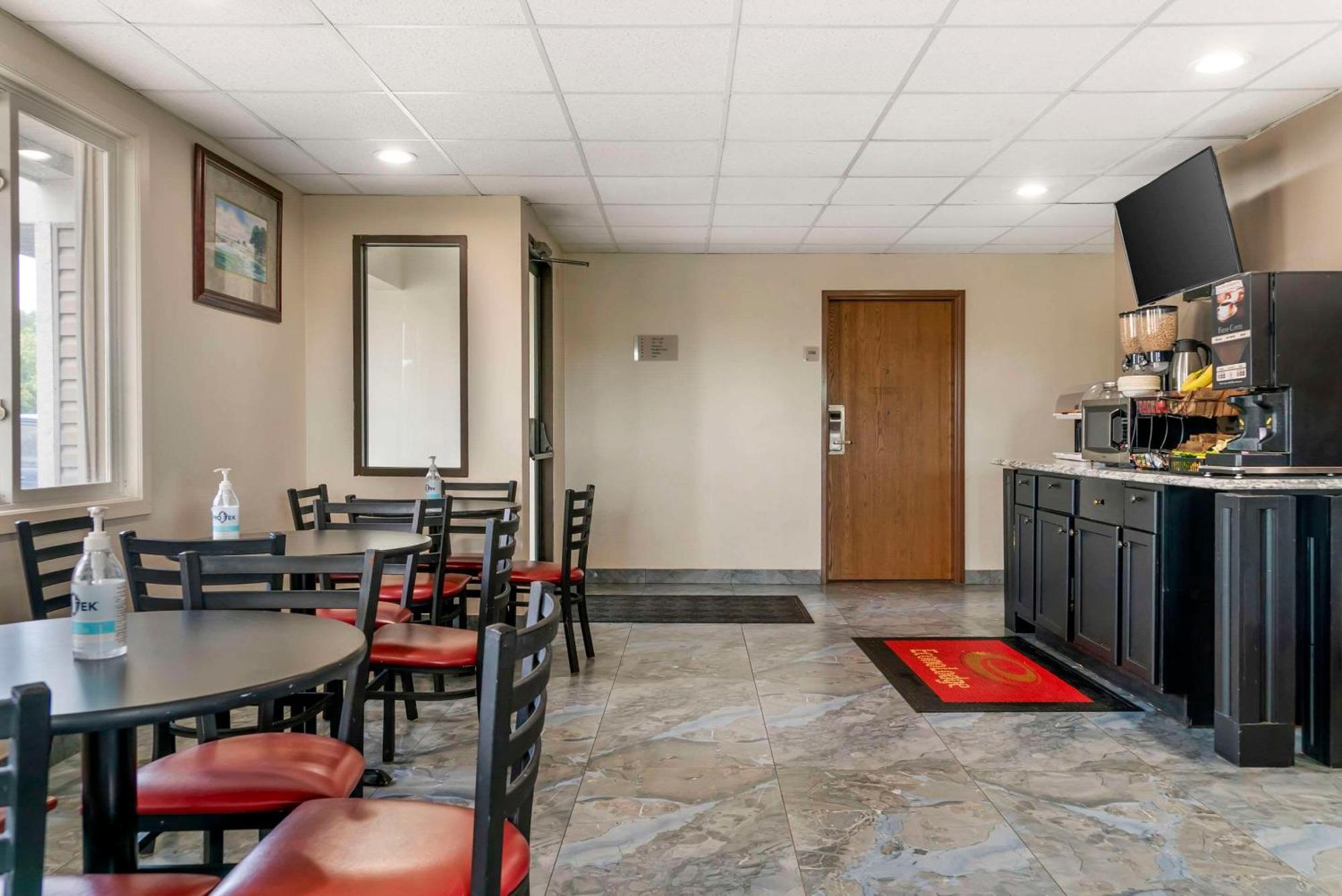 Econo Lodge Траверс-Сити Экстерьер фото