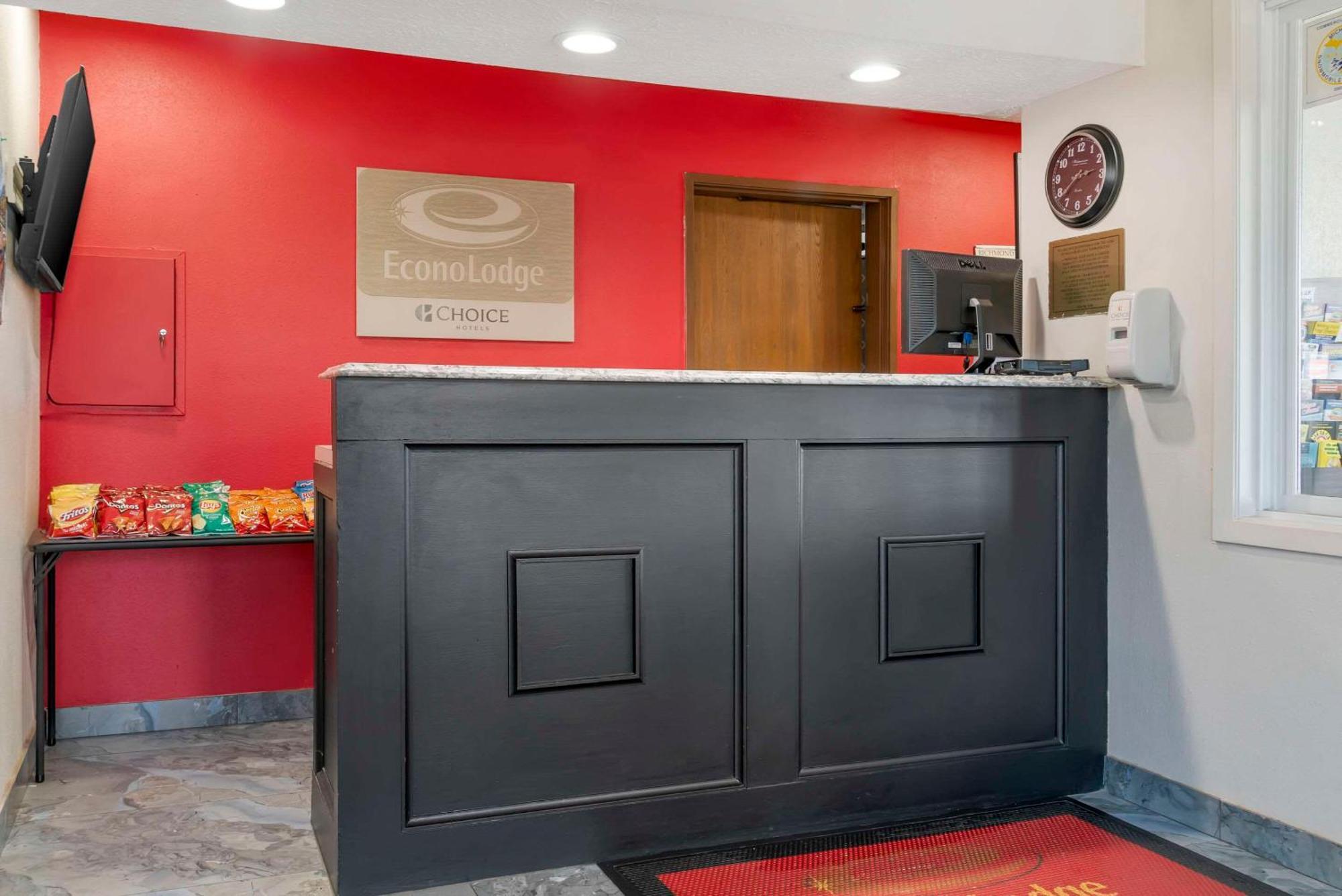 Econo Lodge Траверс-Сити Экстерьер фото