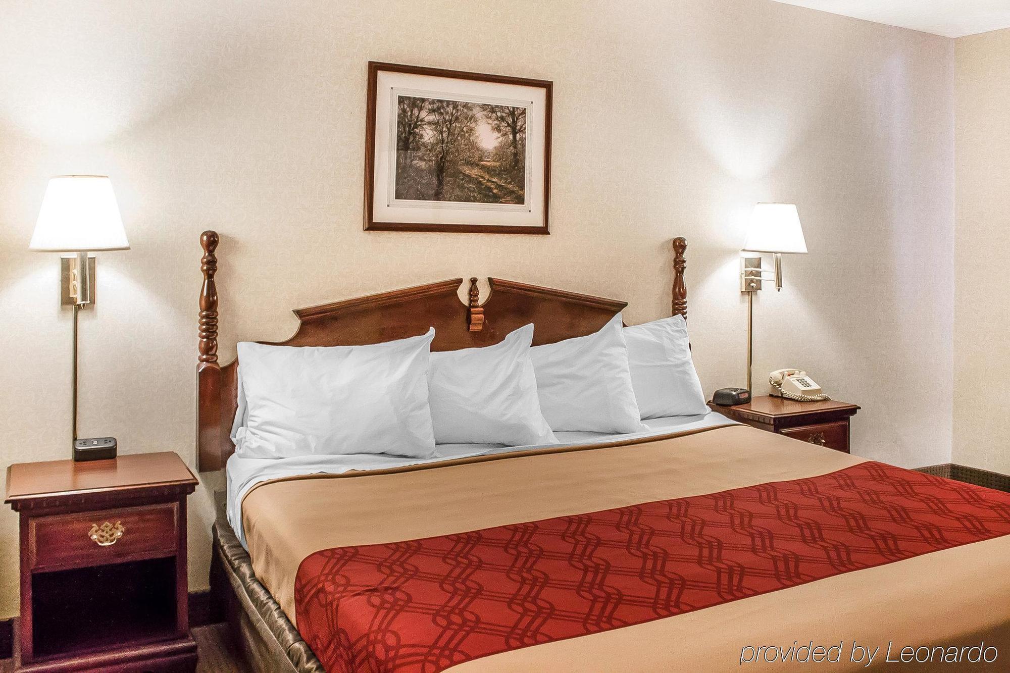 Econo Lodge Траверс-Сити Экстерьер фото