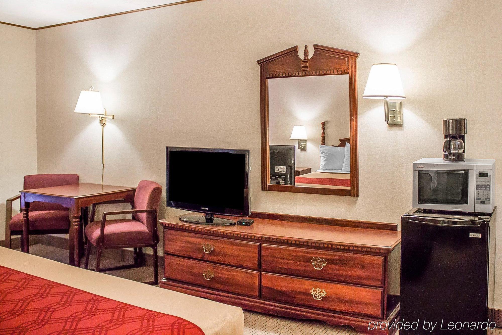 Econo Lodge Траверс-Сити Экстерьер фото