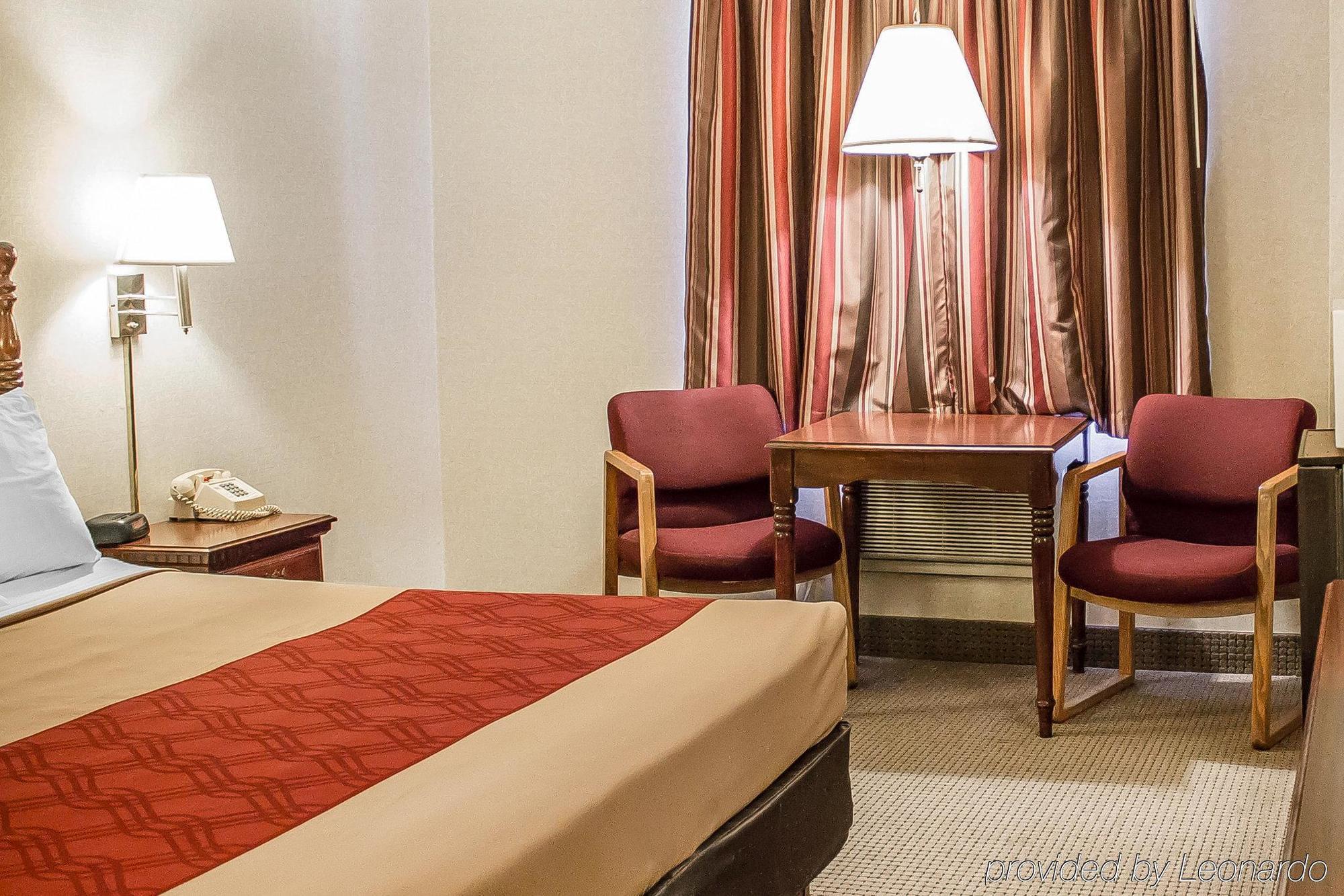 Econo Lodge Траверс-Сити Экстерьер фото