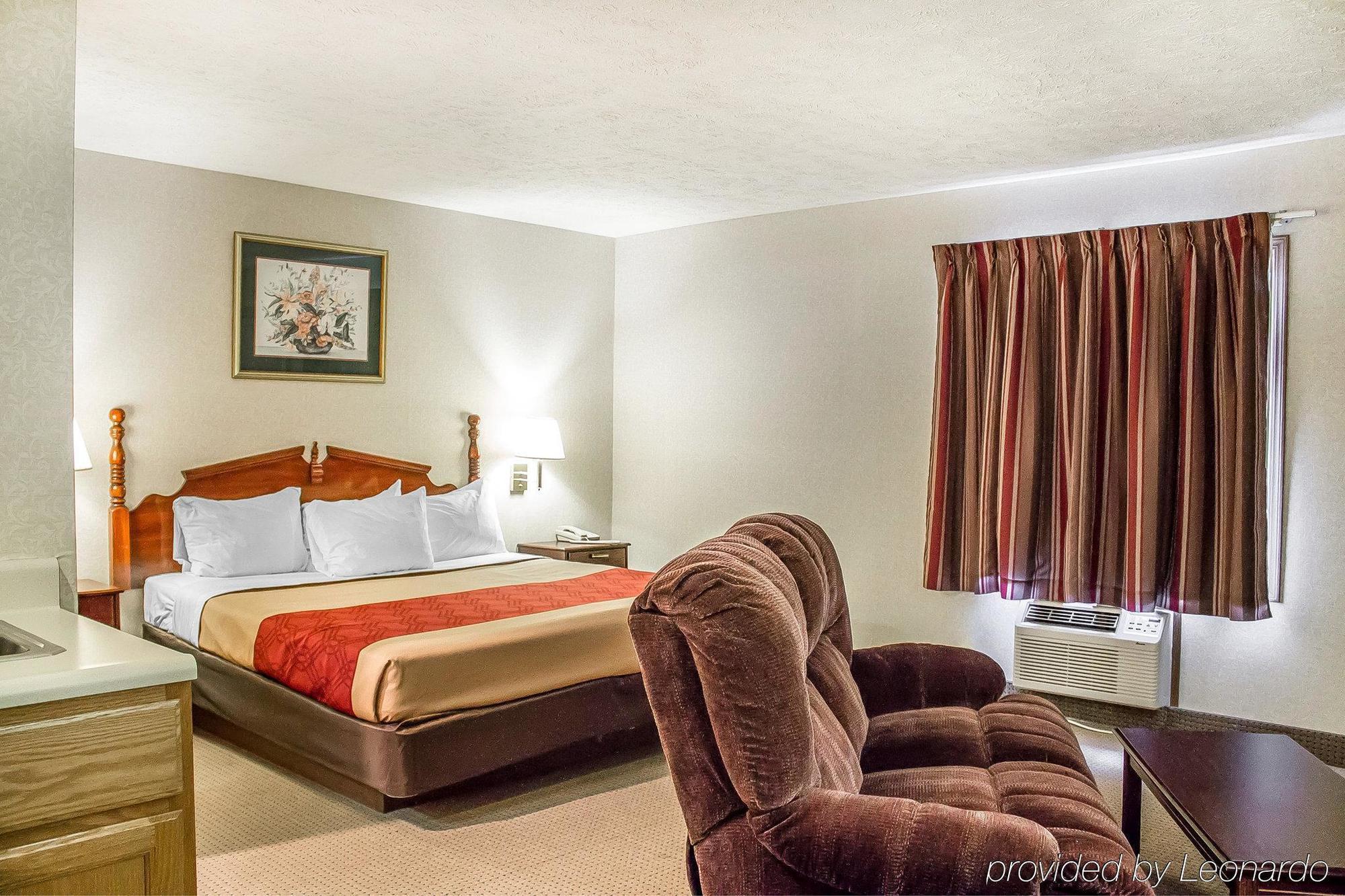 Econo Lodge Траверс-Сити Экстерьер фото