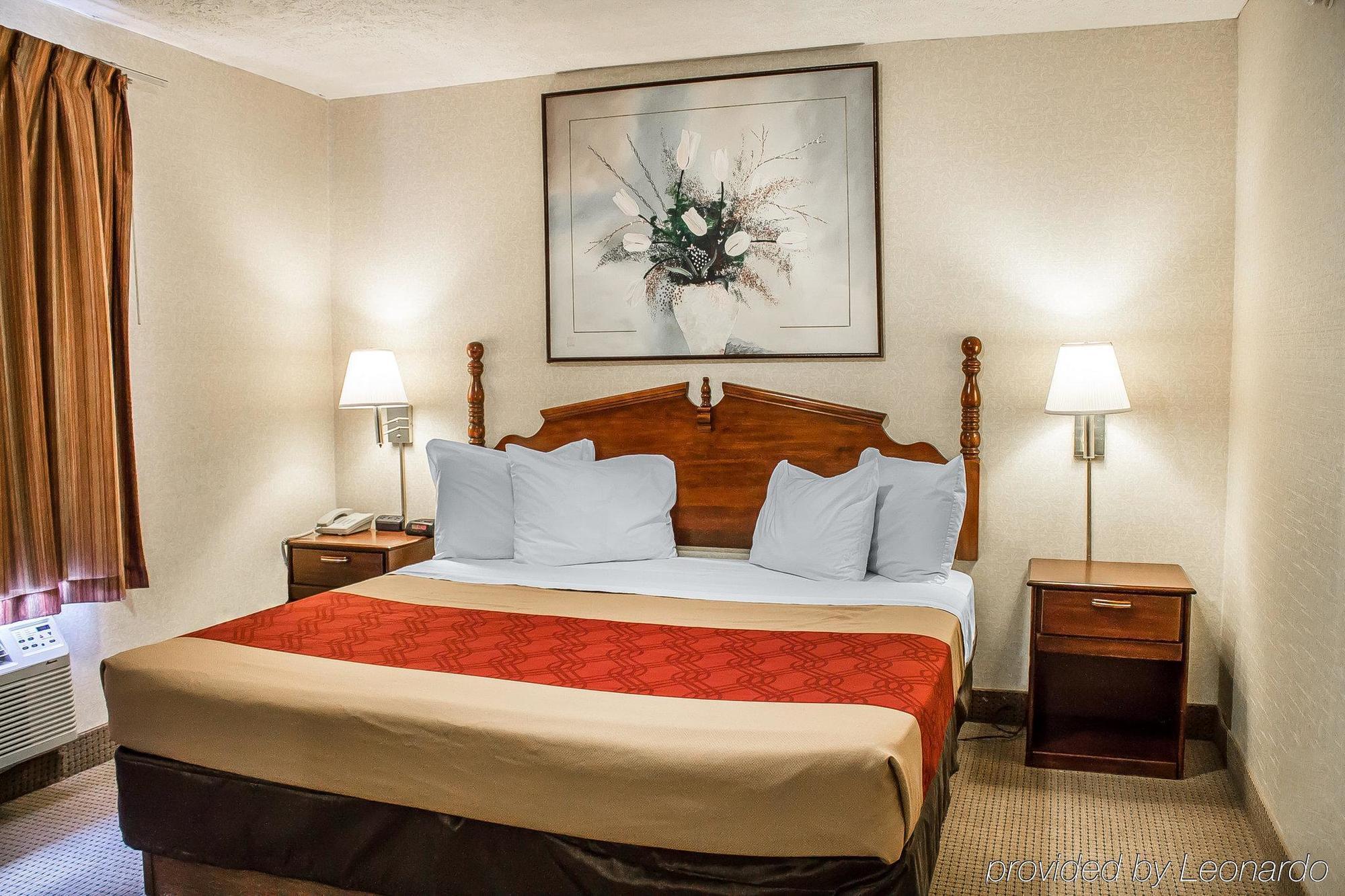 Econo Lodge Траверс-Сити Экстерьер фото