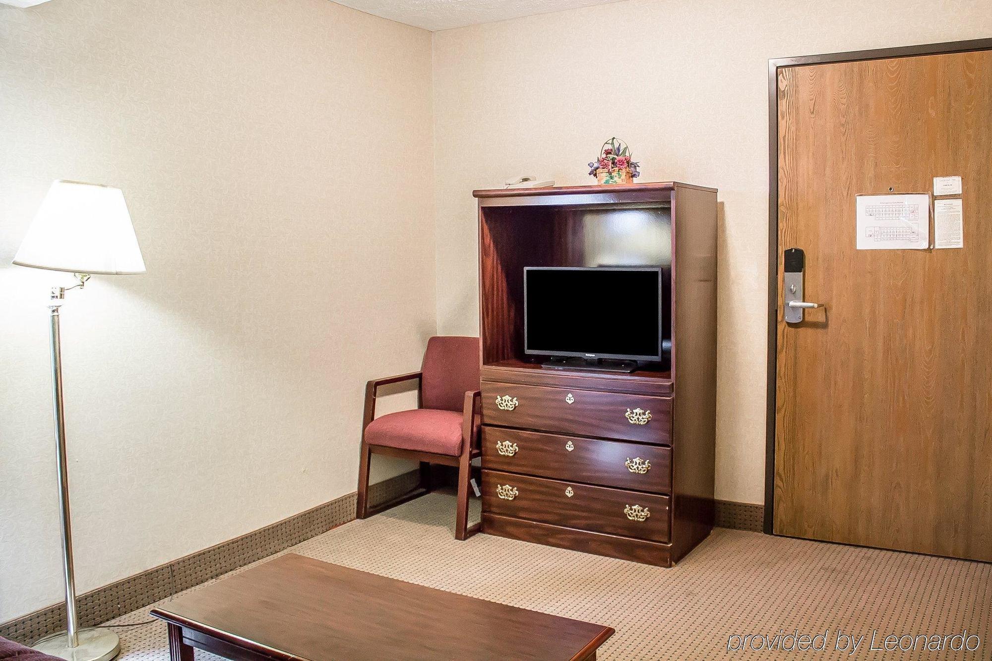 Econo Lodge Траверс-Сити Экстерьер фото