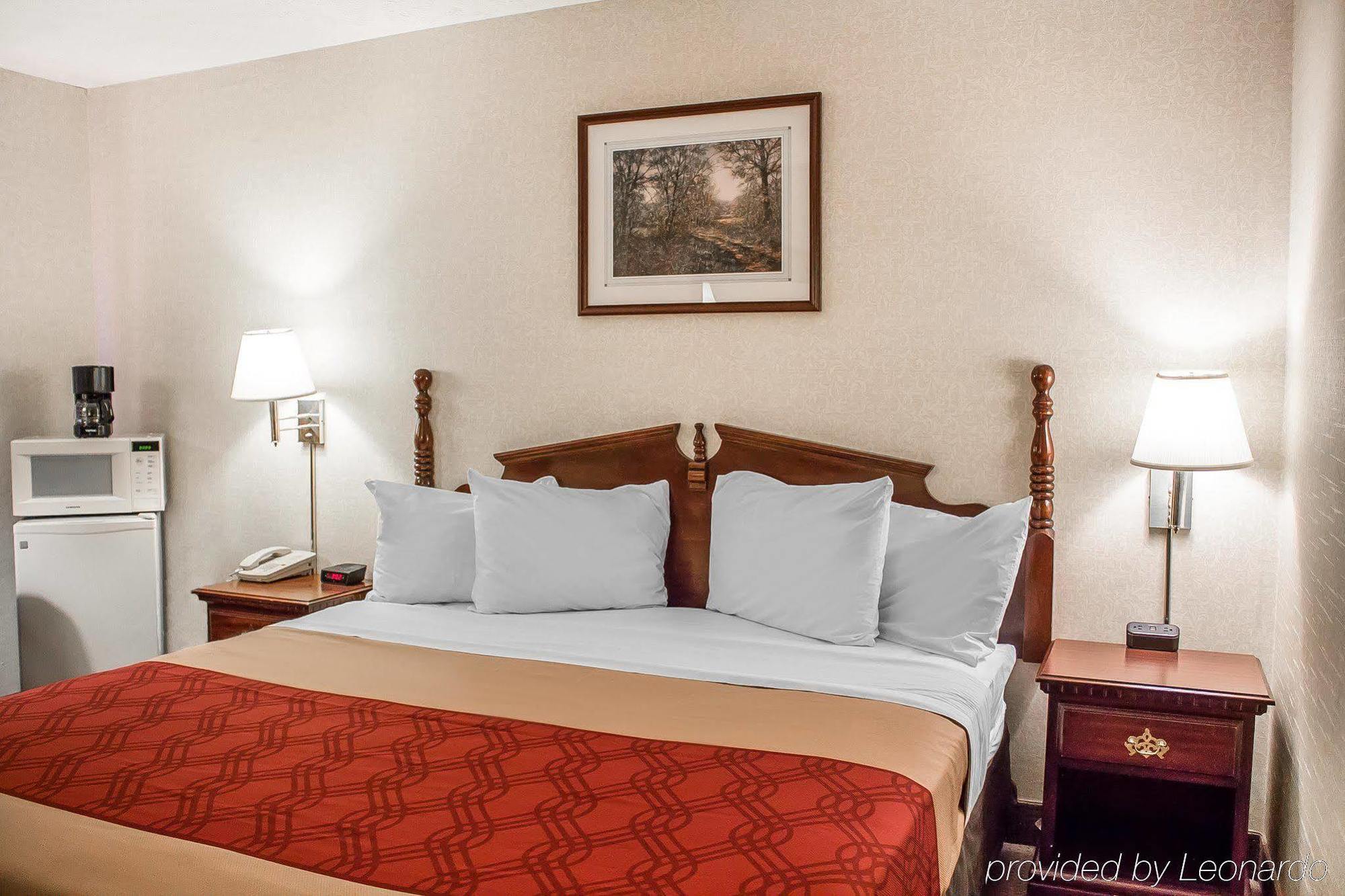 Econo Lodge Траверс-Сити Экстерьер фото