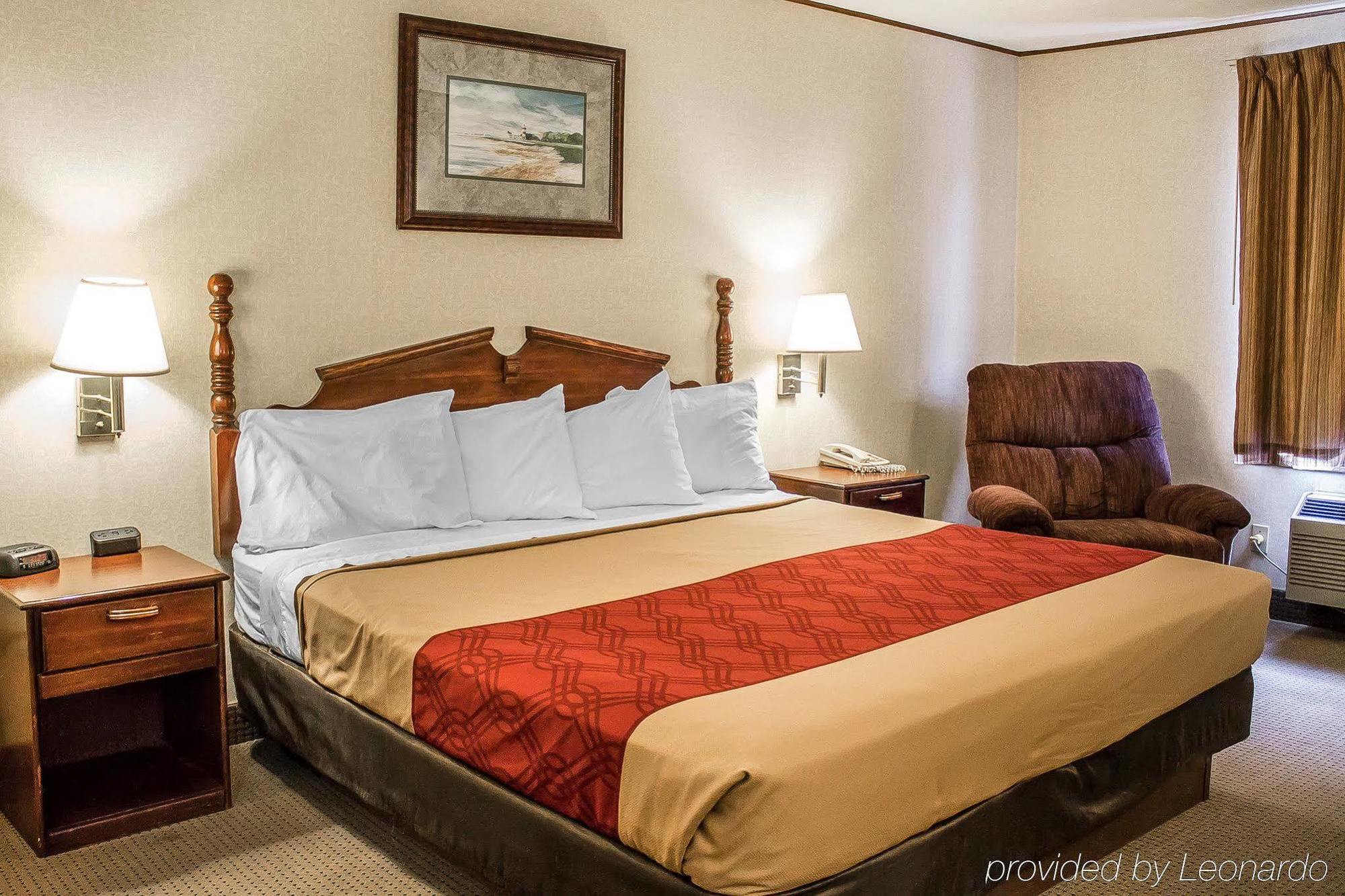 Econo Lodge Траверс-Сити Экстерьер фото
