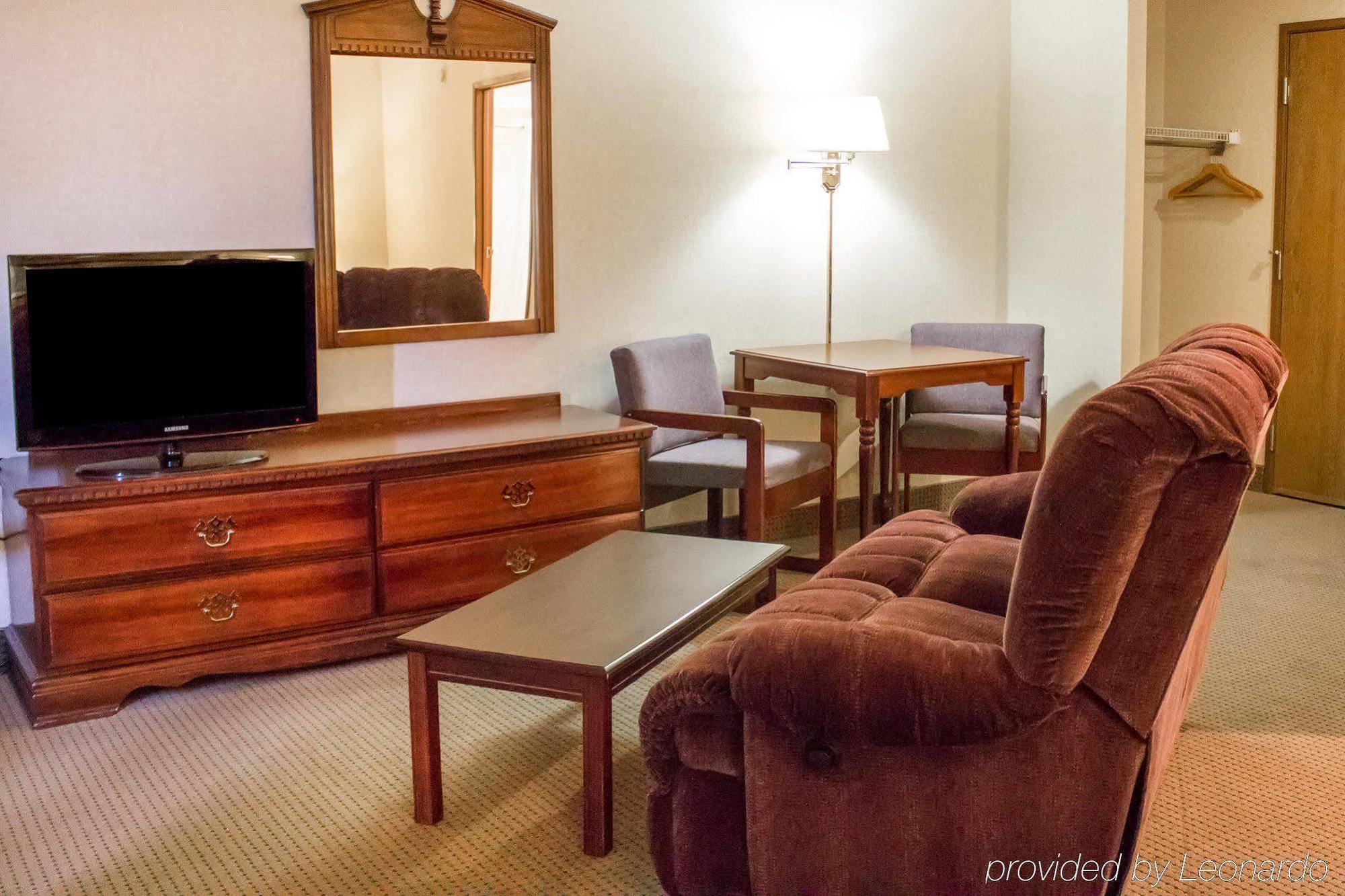 Econo Lodge Траверс-Сити Экстерьер фото