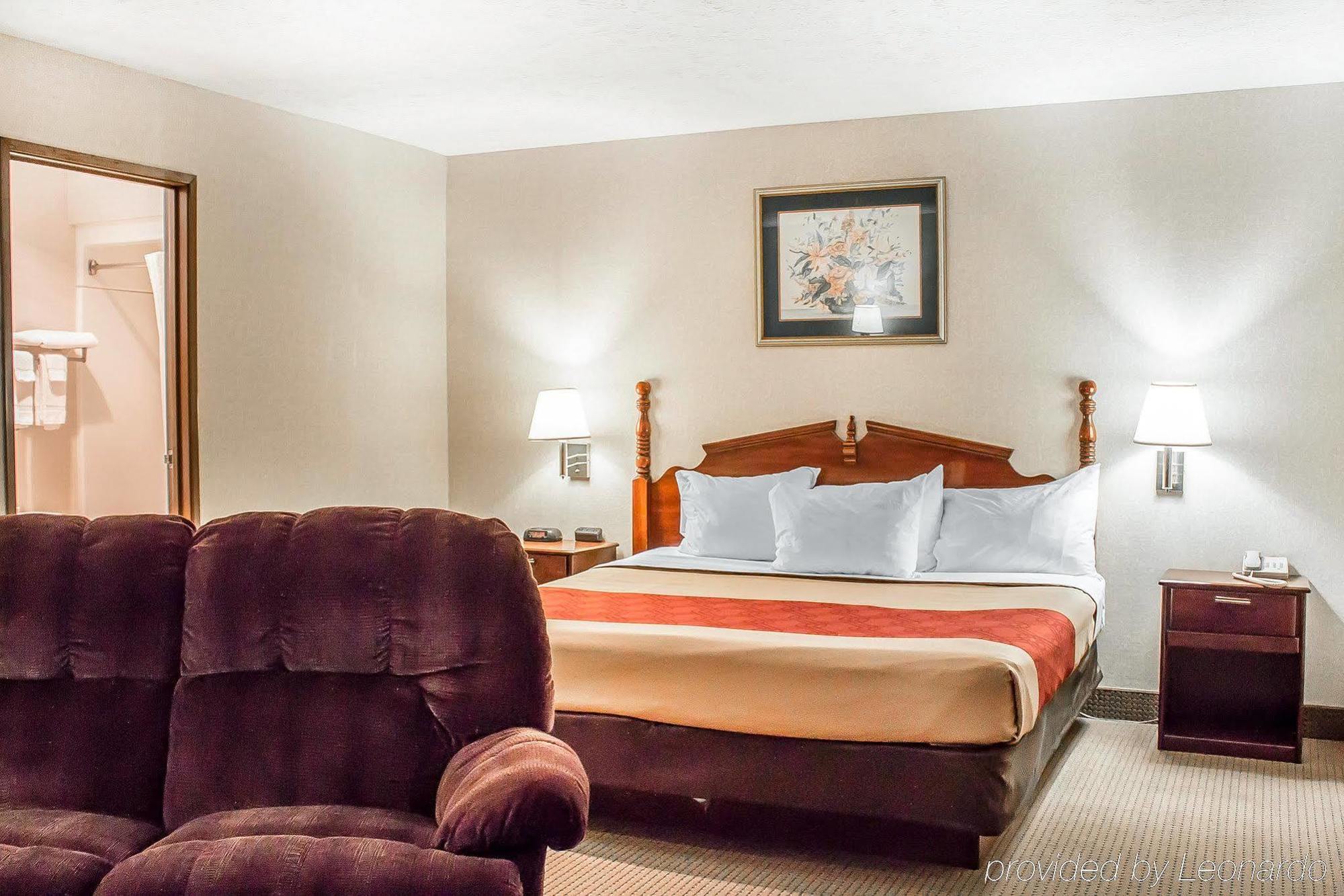 Econo Lodge Траверс-Сити Экстерьер фото